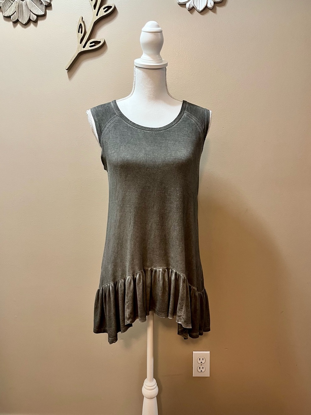 Dantelle Anthropologie Gray Sleeveless Peplum Tunic Size Medium